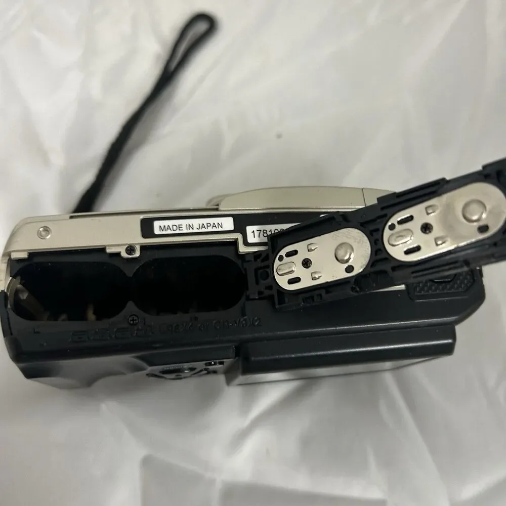 Olympus D-490 2.1MP Digital Camera 3x Zoom Parts/Repair AS-IS